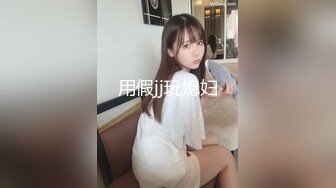 开档黑丝骚逼少妇主动上位抽插大哥的鸡巴求刺激，口交大鸡巴好温柔黑牛自慰骚逼呻吟，还拿着手机撩骚网友