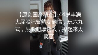  磨人的小妖精露脸给小哥舔着鸡巴骚逼就流淫水真骚啊，让小哥多体位蹂躏爆草抽插