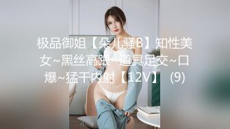 第一次和高中女友去开房迫不及待掀起裙子，丝袜都没脱就插进去了，让乎乎的好舒服水真多