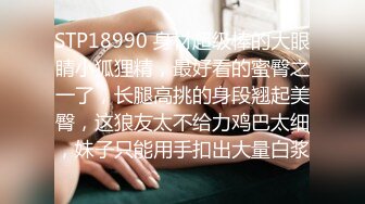  极品圆润美臀小少妇居家夫妻啪啪，跪着按头深喉插嘴，开档黑丝翘起大屁股后入