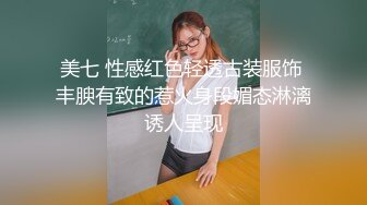 两对情侣开房 第二队女友是练舞蹈的在床上练拉筋