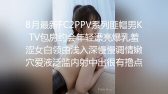 公园偶遇出来跑步的眼镜女孩没穿内裤休息的时候露出茂盛的黑逼毛