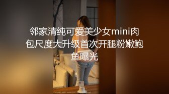 大哥带朋友出发夜总会KTV，约的小姐姐又骚又浪，抱在一起‘你摸我屌，我摸你胸’，把裤子脱掉，真刺激哇！