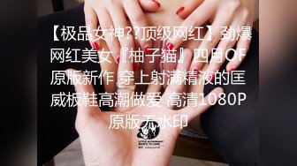 美女无聊对着镜头掰开粉嫩粉嫩的穴玩得不亦乐乎，想象一下镜头是你的脸是多么美好的一件事