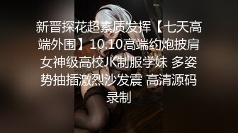 Candice 优雅而曲线美，知道如何给相机想要的东西。她的金色头发和棕色眼睛可能会让你想起隔壁的那