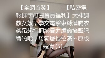 终极反差露脸女神！不做万人追淑女却要做土豪的小母狗，重金定制大学生美眉居家淫荡露脸自拍，化妆品酒瓶子手各种紫薇 (8)