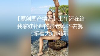 混血嫩模黑丝露脸颜值高，无毛白虎逼自己拿着道具风骚抽插骚穴，浪叫呻吟，尿尿给狼友看，精彩又刺激别错过