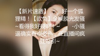 小情侣在网吧包房里面看看电影女友蹲下给口活，不仅颜值高，技术很熟练