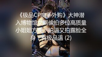 《破解家庭网络摄像头》监控偷拍不安分的妈妈几个孩子睡旁边一边看手机一边自慰