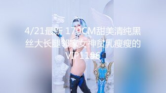 胸前纹身红唇美女振动棒疯狂插穴，淫语骚话无毛嫩穴极度诱惑