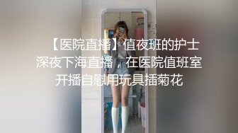 【红事会未流出】两个美女BB长的很像，其中一个尿完用手指往B里捅了一下不知道在干嘛（原档） (1)