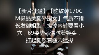 年轻妹子挑逗躺着沙发上玩手机的男友，最后被内射了好多