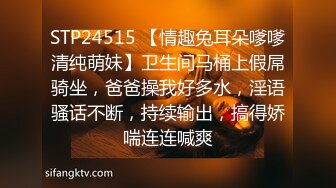 时尚运动小姐姐户外锻炼做俯卧撑白色内内清晰可见引诱男友拔出鸡巴深喉跑道上就开始啪啪