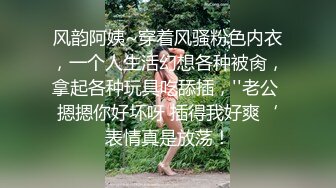 真实趴窗偷窥隔壁家小妹洗澡吹头发