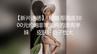 肚兜少妇风骚无下线，跟大哥玩3P，床上伺候两个男人被大哥各种抽插爆草，叫声骚浪表情迷人，自己还拿道具自慰