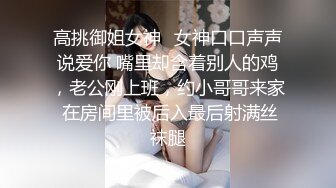 潜入单位女厕近距离偷窥漂亮的美女同事的小嫩B