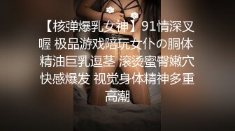 单位女厕近距离偷窥美女实习生的多毛小黑鲍