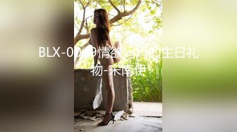 风景区女厕全景露脸偷窥美女少妇尿尿斯文眼镜美女躲进厕所对着垃圾蓝吸烟