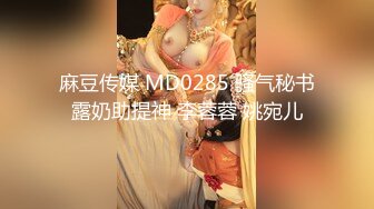 美眉开档黑丝袜配白长靴 自己抱着腿 第一视角开着M字腿被无套输出 骚叫不停