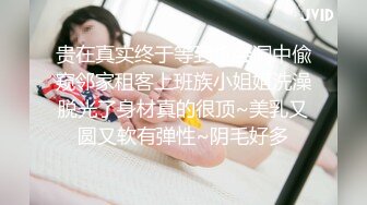 牛仔短裙妹子，沙发上操撩起裙子摸逼，翘起屁股后入抬起双腿抽插猛操