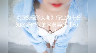 新妻の美乳を包む競泳水着