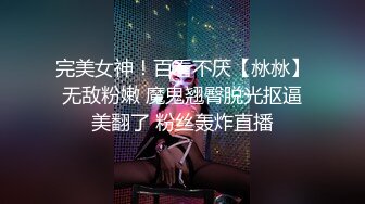 卷发美女自慰玩穴