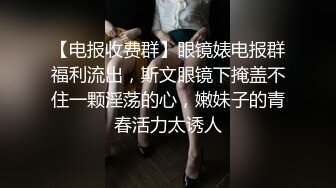 甜美眼镜妹！偷偷宿舍自慰！要小声一点，脱光光贫乳，拿出假屌吸吮，抽插小骚逼，忍着不能叫出来