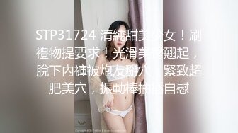 牛仔裤性感小姐姐情趣内裤，半脱下裤子操逼，抓起JB吸吮