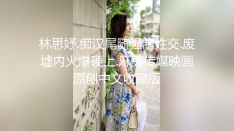 美女下面我不知道这是什么东西，反正是出了很多。