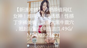 熟女控小夥勾搭美艳40多岁小姑姑，大白天从厨房干到餐桌，再干到阳台，窗帘也不拉，对面看光光