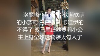   丰满肥臀大骚妻一边骑乘单男 一边舔老公的鸡巴 老公在后面使劲推动臀部 场面刺激