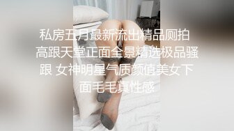   诱人的黑丝嫩模，边吃玉足边做爱：你的脚好漂亮哦，逼逼也好美