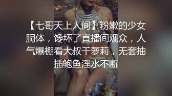 【某某门事件】第120弹 ❤️裸女逛街❤️无视行人走到斑马线，逼逼朝天疯狂抠逼，并大喊：妈呀！谁来操我呀