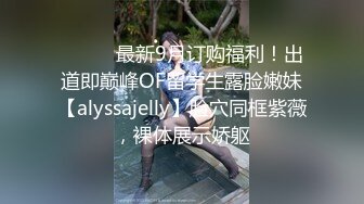 长发牛仔裤性感妹子，舔奶调情再到床上口交骑乘猛操