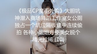 趁表妹洗头时候眼睛无法睁开的时候偷拍她洗澡,可能女人第六感觉察觉到了,表妹问谁在外面