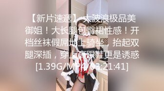 KTV厕所偷拍喝醉的美女趴在马桶上吐来个捡尸的屌丝男把她内裤脱了想上她