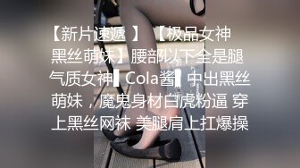 颜值不错的美女主播露脸户外小河边勾搭钓鱼的小哥激情啪啪，让小哥吃奶玩逼口交大鸡巴，无套抽插射她小嘴里