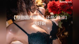 牛逼就这么大摇大摆走进女浴室偷窥女人洗澡