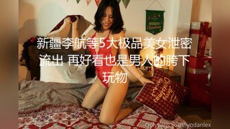 偷拍女神上厕所，抽着烟，好屌