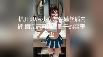 【新片速遞】 69式嘴里吃一根❤️手里拿一根~骚的不行，让人欲罢不能❤️最喜欢干这种骚B！！