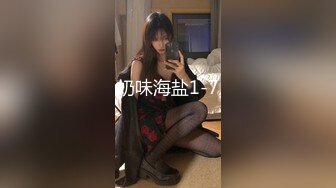  无敌美少妇全程露脸勾搭，揉奶玩逼伸着舌头要舔狼友鸡巴，被大哥按着头草嘴