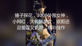 上面在玩吃鸡下面美女吃JB ，极品美女趴在桌子下口交 ，吸吮大屌用脚磨蹭小穴 ，顶级蜜桃臀 ，骑乘抽插1080P高清