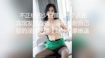 【新片速遞】 游乐场女厕偷窥破洞牛仔裤美女白嫩的大屁股和小黑鲍