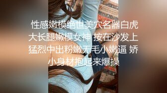 偷拍美女裙底风光极品靓女和大哥逛街翘臀夹着骚窄内越走越紧小吃街抄底包臀裙小姐姐粉内弯腰侧面露毛了